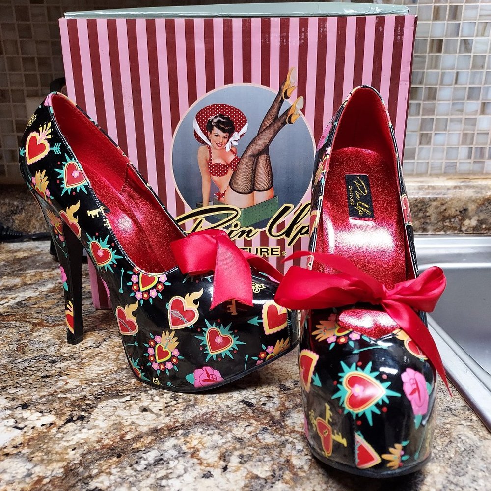 SACRED HEART PRINT PLATFORM PUMPS